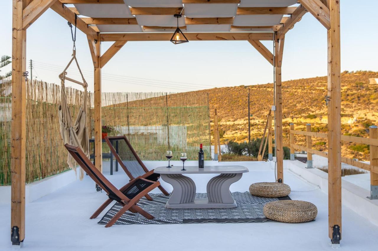 Milos Guesthouse Triovasálos 外观 照片